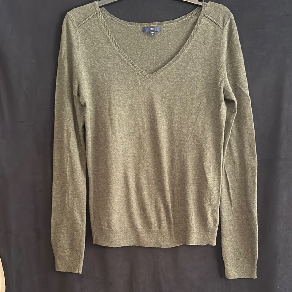🌺 GAP Olive Knit Long Sleeve V Neck Sweater